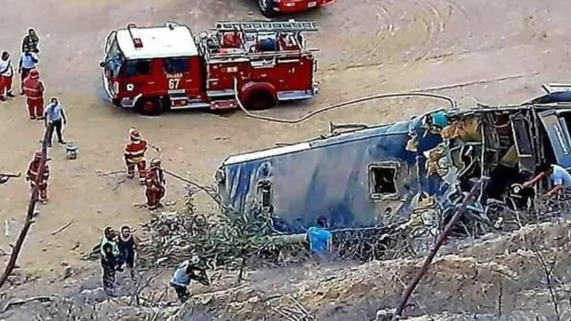 Imagem ilustrativa da imagem Ônibus com torcida do Barcelona de Guayaquil cai em penhasco e deixa mortos