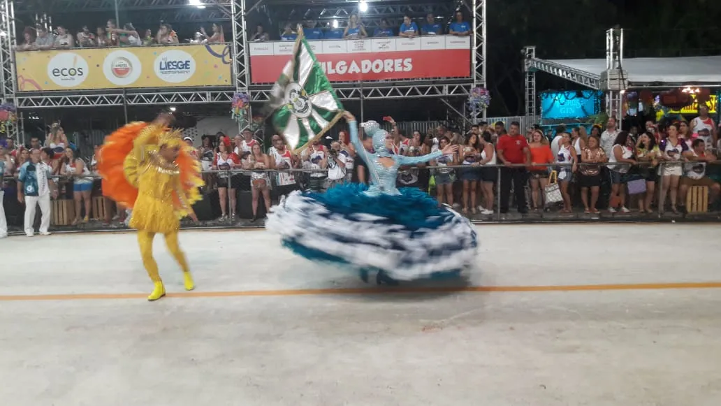 Imagem ilustrativa da imagem Porta-bandeira da Unidos da Piedade passa mal e desmaia durante desfile