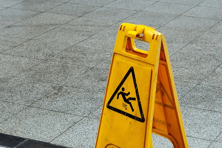 Imagem ilustrativa da imagem Cliente escorrega em chão molhado de shopping e ganha indenização