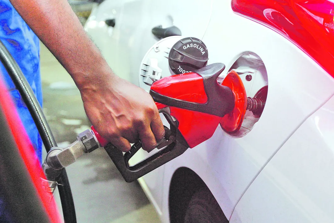 Imagem ilustrativa da imagem Petrobras eleva preço da gasolina em 3% depois de quatro cortes