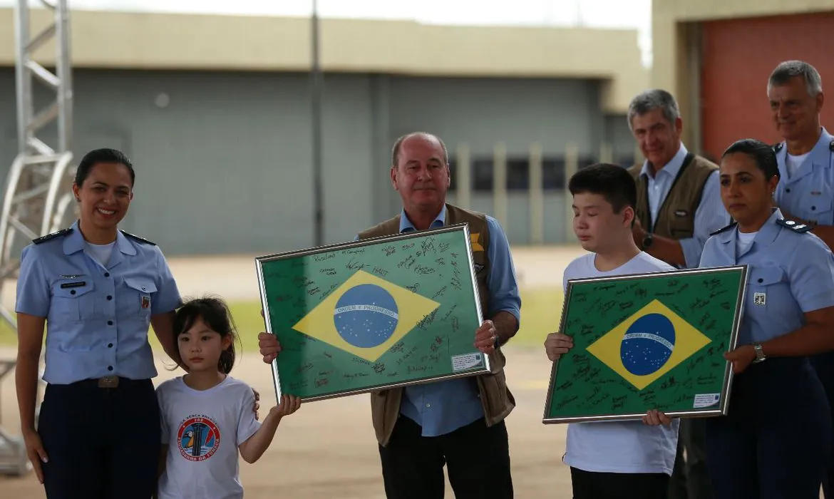 Imagem ilustrativa da imagem Brasileiros repatriados voltam para casa após 14 dias de quarentena