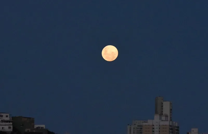Imagem ilustrativa da imagem Fenômeno raro: "Lua azul" aparece no céu neste sábado