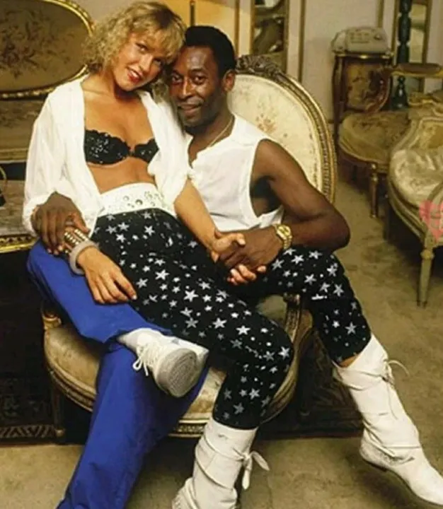 Imagem ilustrativa da imagem "Eu era traída de cabo a rabo", diz Xuxa sobre namoro com Pelé