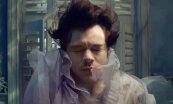 Imagem ilustrativa da imagem Harry Styles lançou mais um clipe se afogando em mágoas no clipe de “Falling”