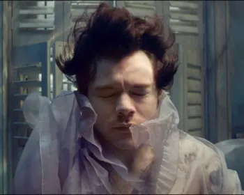 Imagem ilustrativa da imagem Harry Styles lançou mais um clipe se afogando em mágoas no clipe de “Falling”