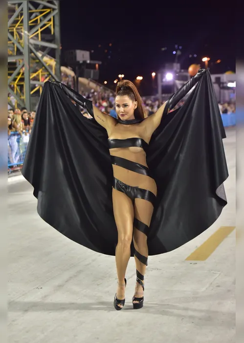 Imagem ilustrativa da imagem Última noite de desfiles de Carnaval tem queda de Lexa e Deborah Secco enfaixada