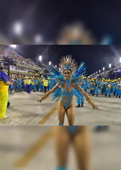 Imagem ilustrativa da imagem Última noite de desfiles de Carnaval tem queda de Lexa e Deborah Secco enfaixada