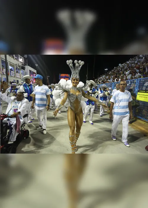 Imagem ilustrativa da imagem Última noite de desfiles de Carnaval tem queda de Lexa e Deborah Secco enfaixada