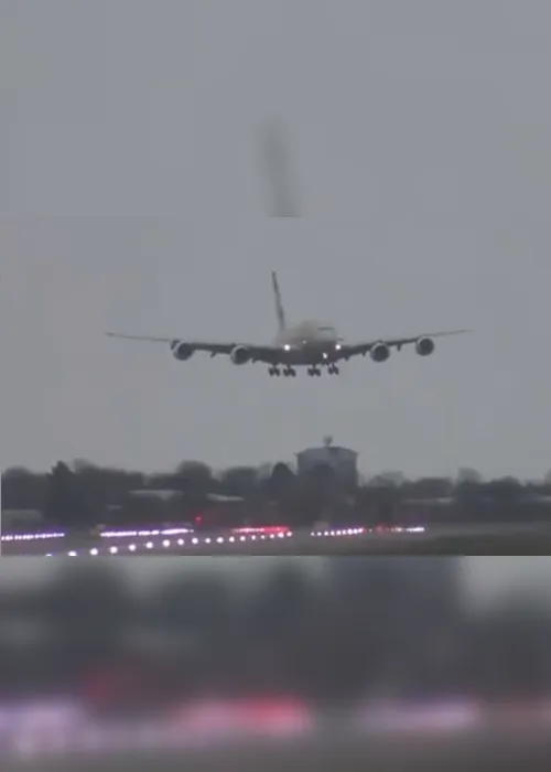 Imagem ilustrativa da imagem VÍDEO | Avião faz pouso impressionante durante tempestade