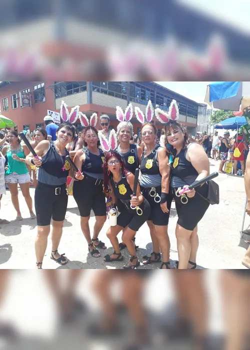 Imagem ilustrativa da imagem Foliões se divertem no Banho de Mar à Fantasia, em Manguinhos