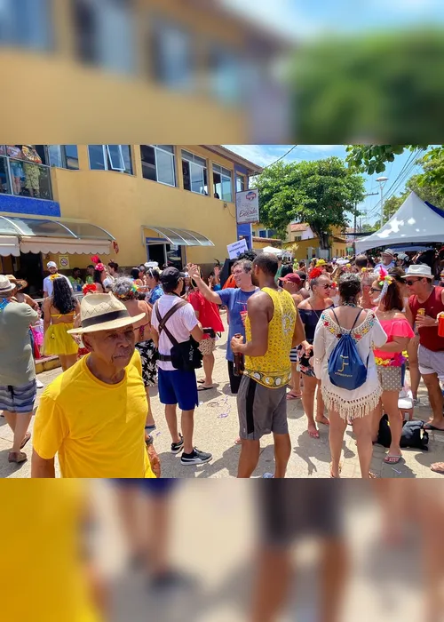 Imagem ilustrativa da imagem Foliões se divertem no Banho de Mar à Fantasia, em Manguinhos