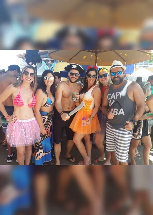 Imagem ilustrativa da imagem Foliões se divertem no Banho de Mar à Fantasia, em Manguinhos