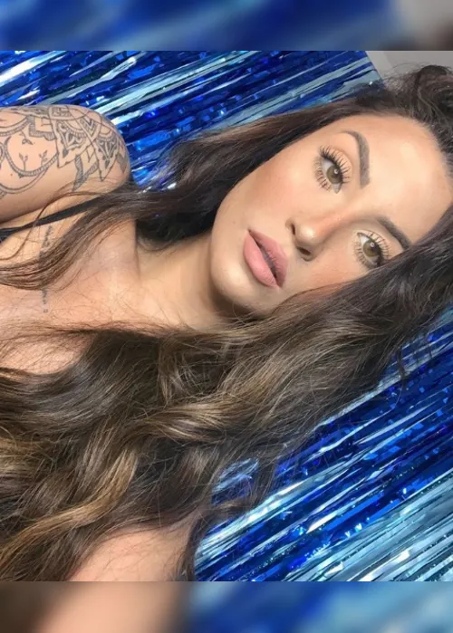 Imagem ilustrativa da imagem "Alô Boca Rosa", grita Simone ao cantar música sobre traição de amigas