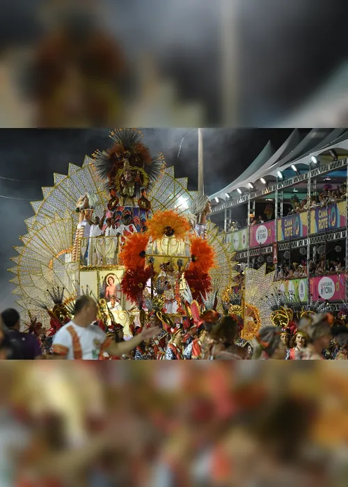 Imagem ilustrativa da imagem Mistura de ritmos, sons e cores no último dia de desfile das escolas
