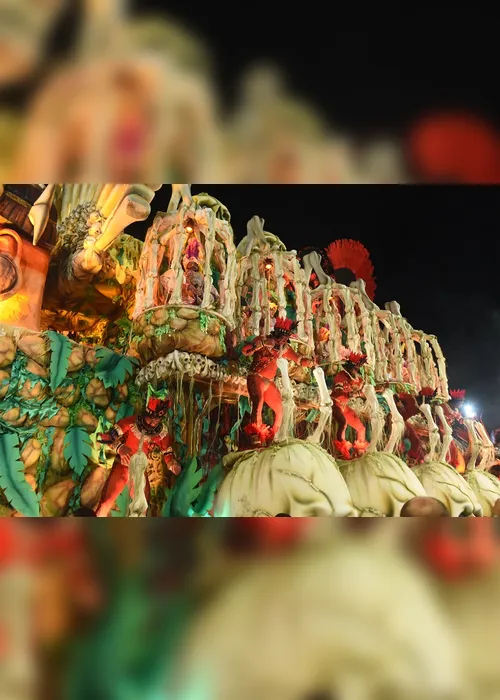 Imagem ilustrativa da imagem Mistura de ritmos, sons e cores no último dia de desfile das escolas