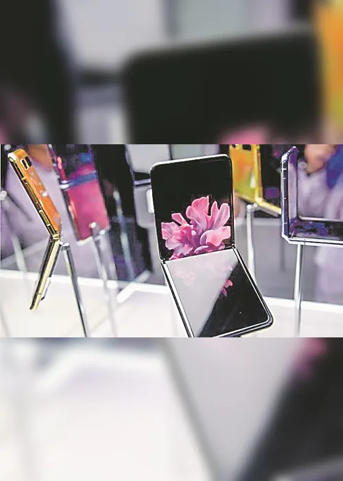 Imagem ilustrativa da imagem Celulares com bolhas e rachaduras nas telas