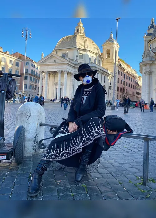 Imagem ilustrativa da imagem Famosos usam máscaras de proteção em viagens a países com casos de vírus mortal