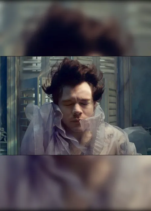 Imagem ilustrativa da imagem Harry Styles lançou mais um clipe se afogando em mágoas no clipe de “Falling”