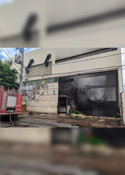 Imagem ilustrativa da imagem VÍDEO| Supermercado encerra o dia após incêndio