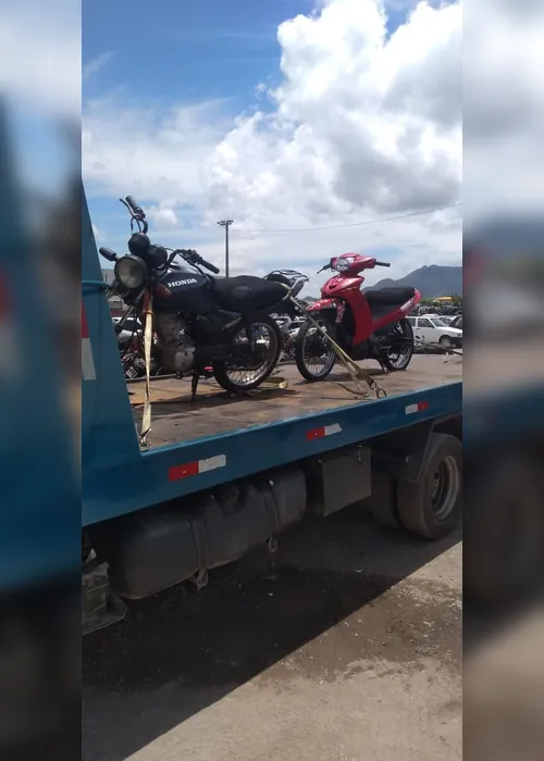 Imagem ilustrativa da imagem Irmãos presos por furto de motos em pátio da polícia