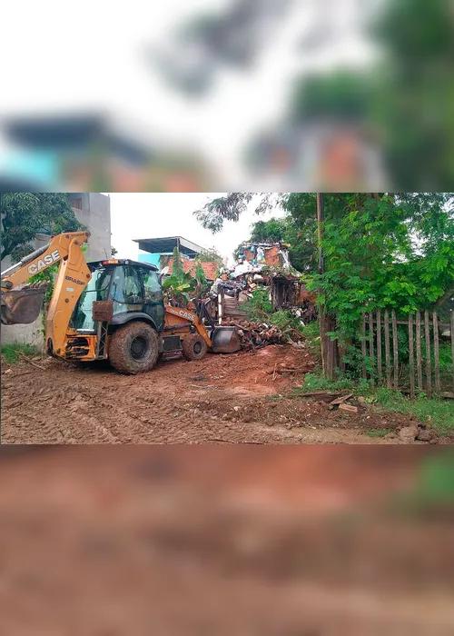 Imagem ilustrativa da imagem Morador acumula 90 toneladas de lixo em quintal de casa em Vila Velha