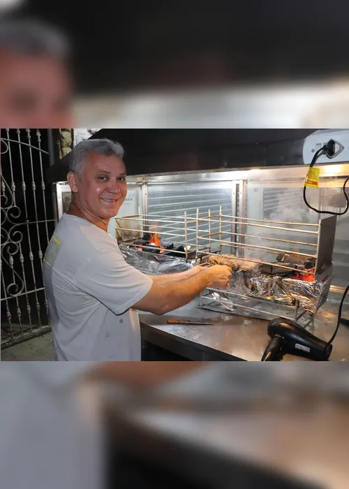 Imagem ilustrativa da imagem Moradores compram churrasquinho de empresário para ajudar após enchente