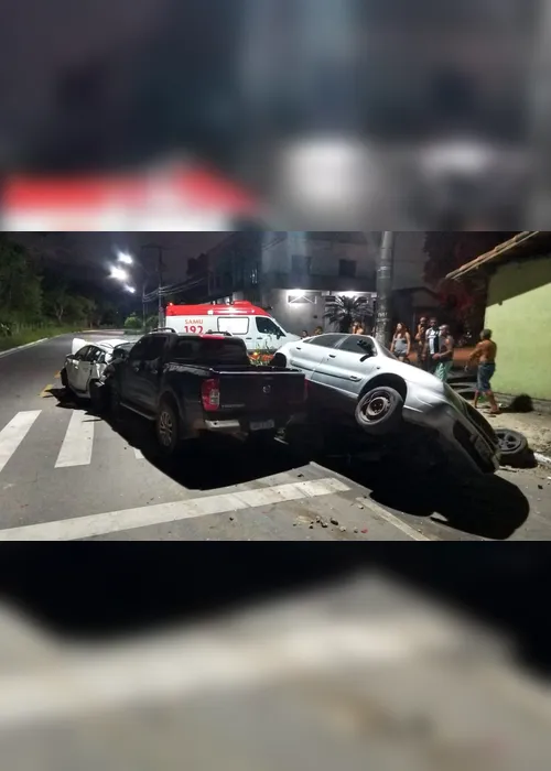 Imagem ilustrativa da imagem Motorista fica ferido após atingir dois carros estacionados