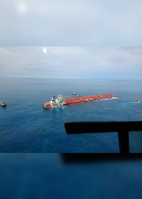 Imagem ilustrativa da imagem Navio carregado de minério corre risco de afundar