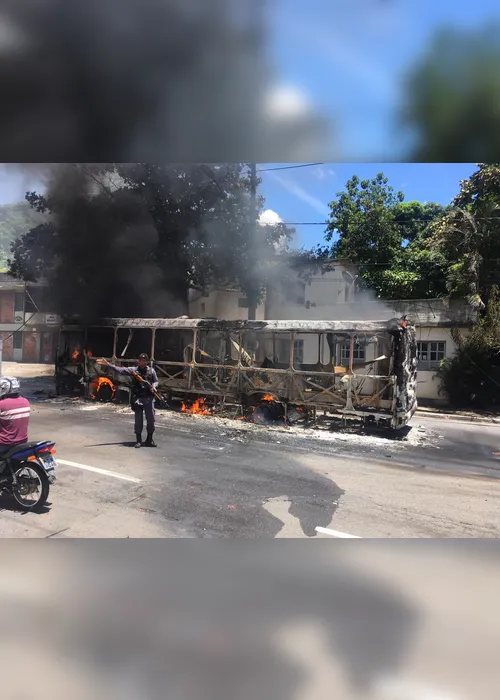 Imagem ilustrativa da imagem ”Não deu tempo de salvar nada, botaram fogo com tudo dentro”, diz motorista de ônibus incendiado