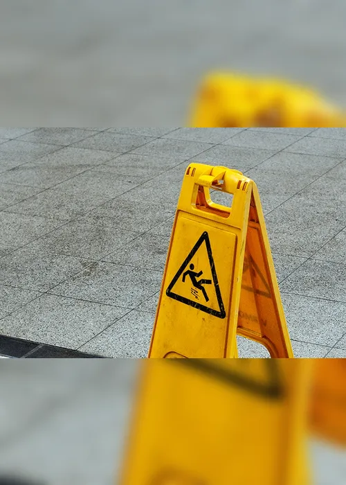 Imagem ilustrativa da imagem Cliente escorrega em chão molhado de shopping e ganha indenização