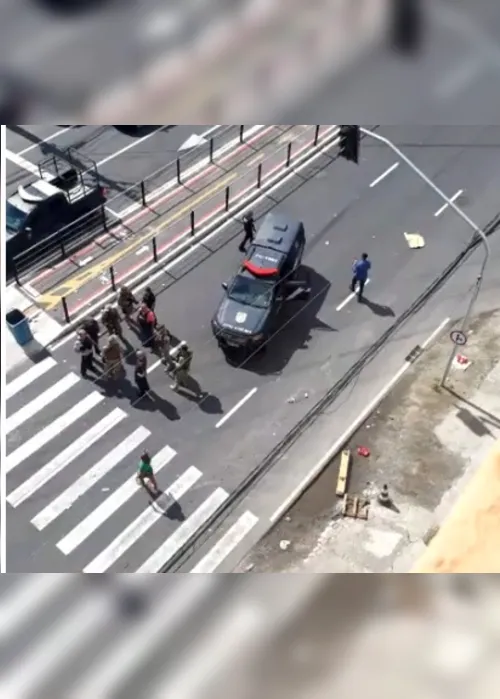 Imagem ilustrativa da imagem Polícia chega na avenida Leitão da Silva após ação de criminosos