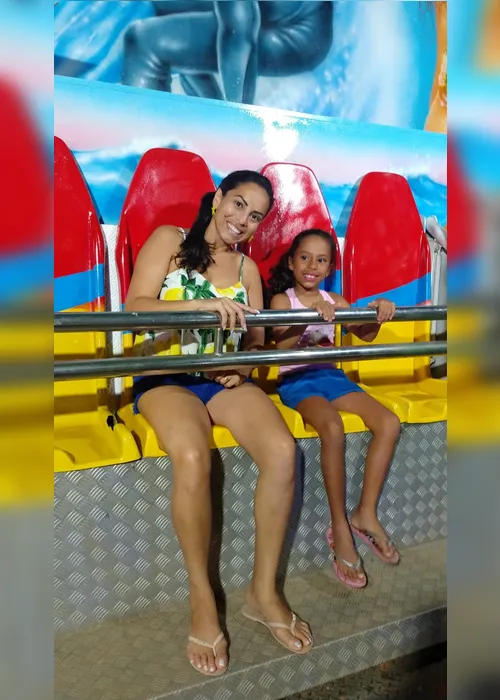 Imagem ilustrativa da imagem Marido mostra foto de minutos antes do acidente que matou a mulher e feriu a filha em parque