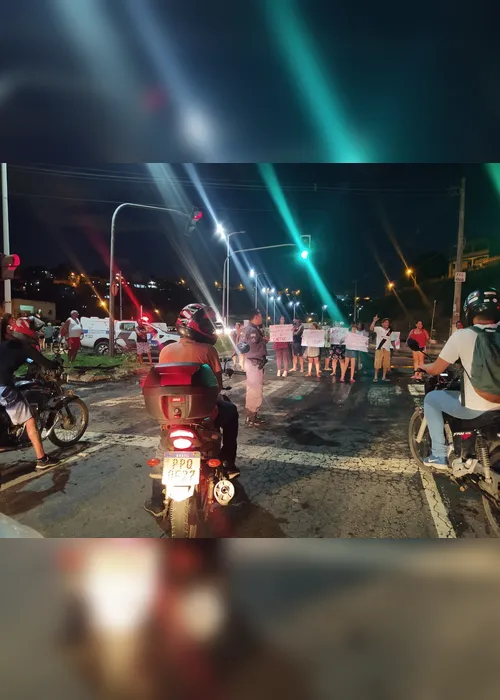 Imagem ilustrativa da imagem Moradores interditam rodovia Leste Oeste por morte de casal