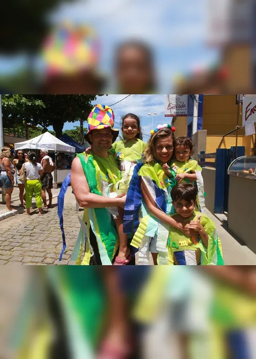 Imagem ilustrativa da imagem Foliões se divertem no Banho de Mar à Fantasia, em Manguinhos