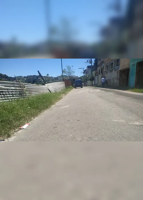 Imagem ilustrativa da imagem Sargento da PM e assaltado na porta de casa em Cariacica e tem arma levada por bandido
