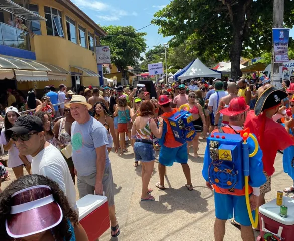 Imagem ilustrativa da imagem Foliões se divertem no Banho de Mar à Fantasia, em Manguinhos