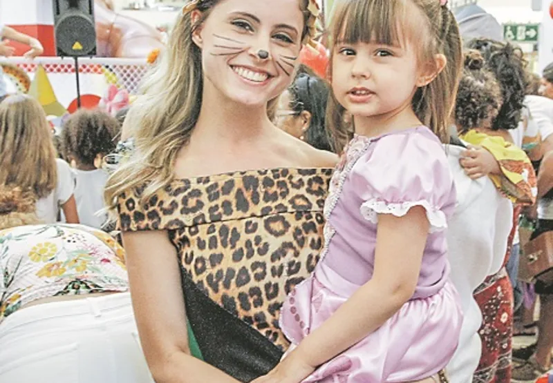 A professora Sileyr Ribeiro levou  a filha, Sophie, de 3 anos, para curtir o Carnaval e programação em shopping