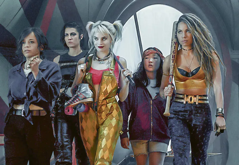 Em ação (da esquerda para a direita), Renee Montoya, Caçadora, Arlequina, Cassandra Cain e Canário Negro