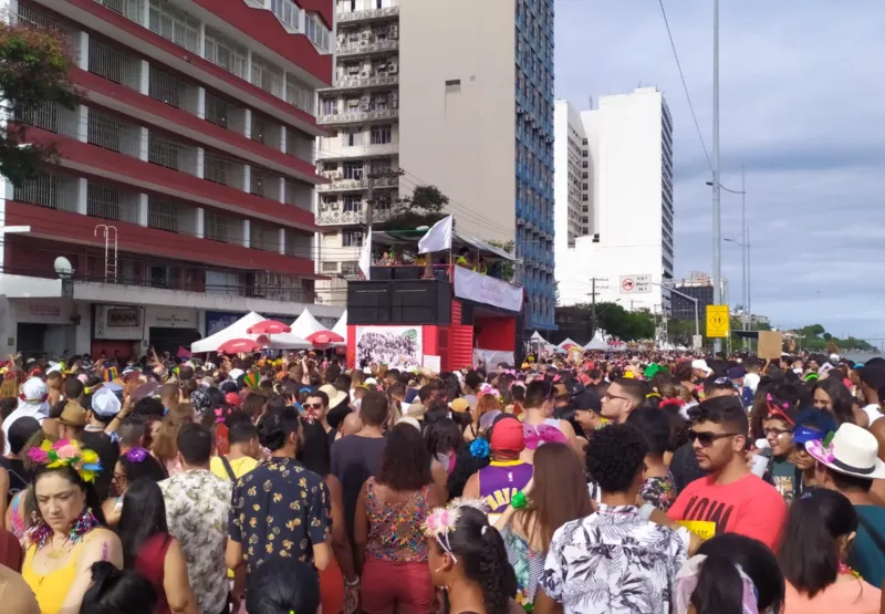 Bloco BatuQdellas agitou a avenida Beira-Mar