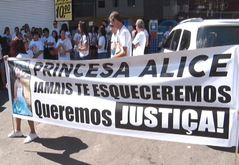 Familiares, amigos e moradores da região fizeram uma caminhada pedindo por justiça