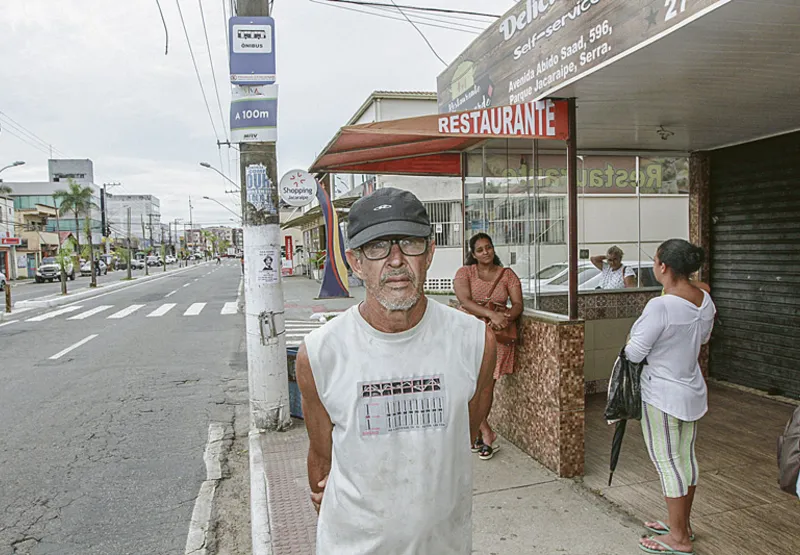 César Lourenço, de 56 anos: “Não temos nem banco e nem cobertura”