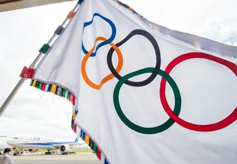 Bandeira com os arcos olímpicos 