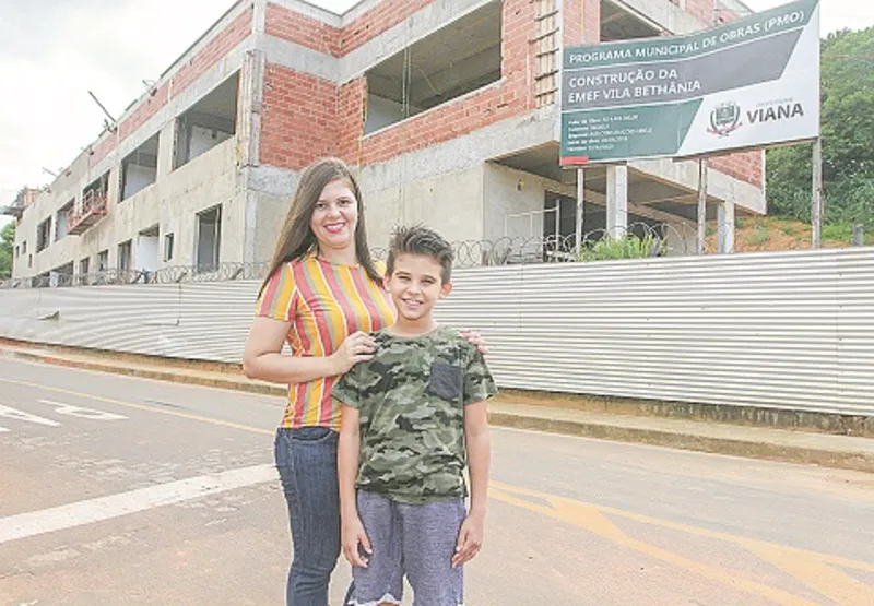 Renata Fernandes espera conseguir uma vaga para o filho Miguel, de 8 anos,   na escola cívico-militar de Viana