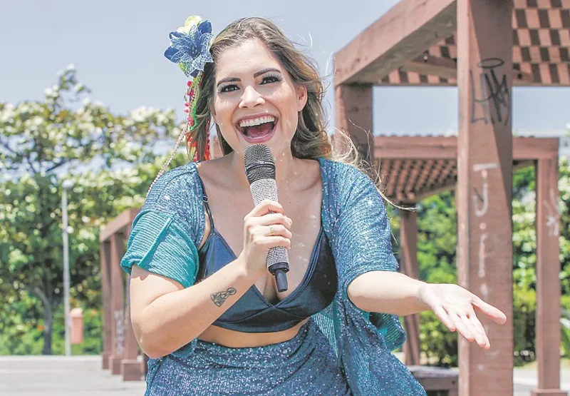 A cantora Fernanda Pádua é uma das atrações na folia de Barra do Sahy, em Aracruz, a partir das 18 horas.