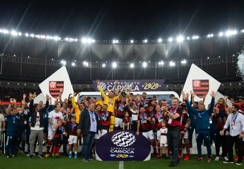Jogadores comemoram vitória no Maracanã