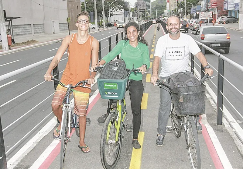 Os ciclistas Icaro Sizini, 18, Dayane Correa, 25, e Marcos Lucena, 43
