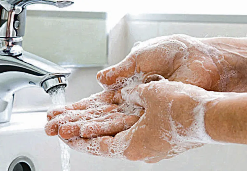 Lavar as mãos com água e sabão é uma das dicas para se prevenir da doença