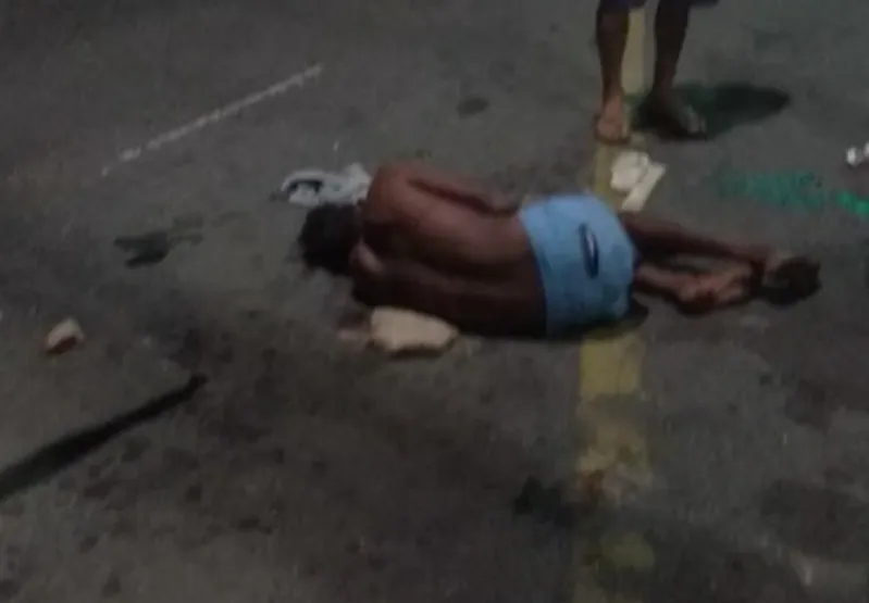 Morador de rua ficou caído no chão após ser linchado.