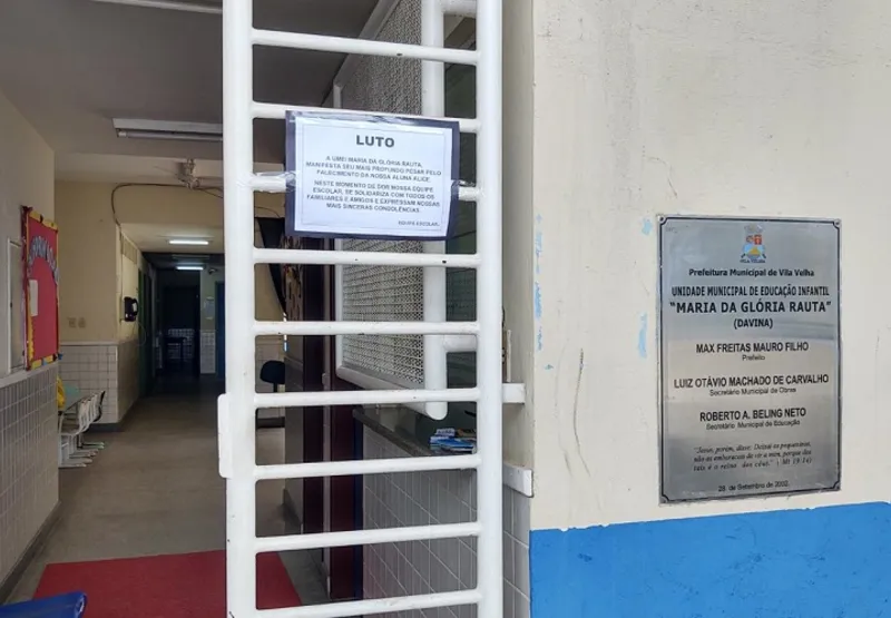 Cartaz informa suspensão das aulas na UMEI Maria da Glória Rauta.