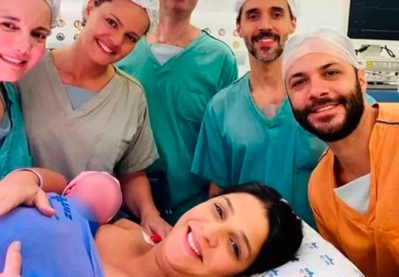 Ana Carolina e o marido Vinicius compartilharam fotos do nascimento da filha